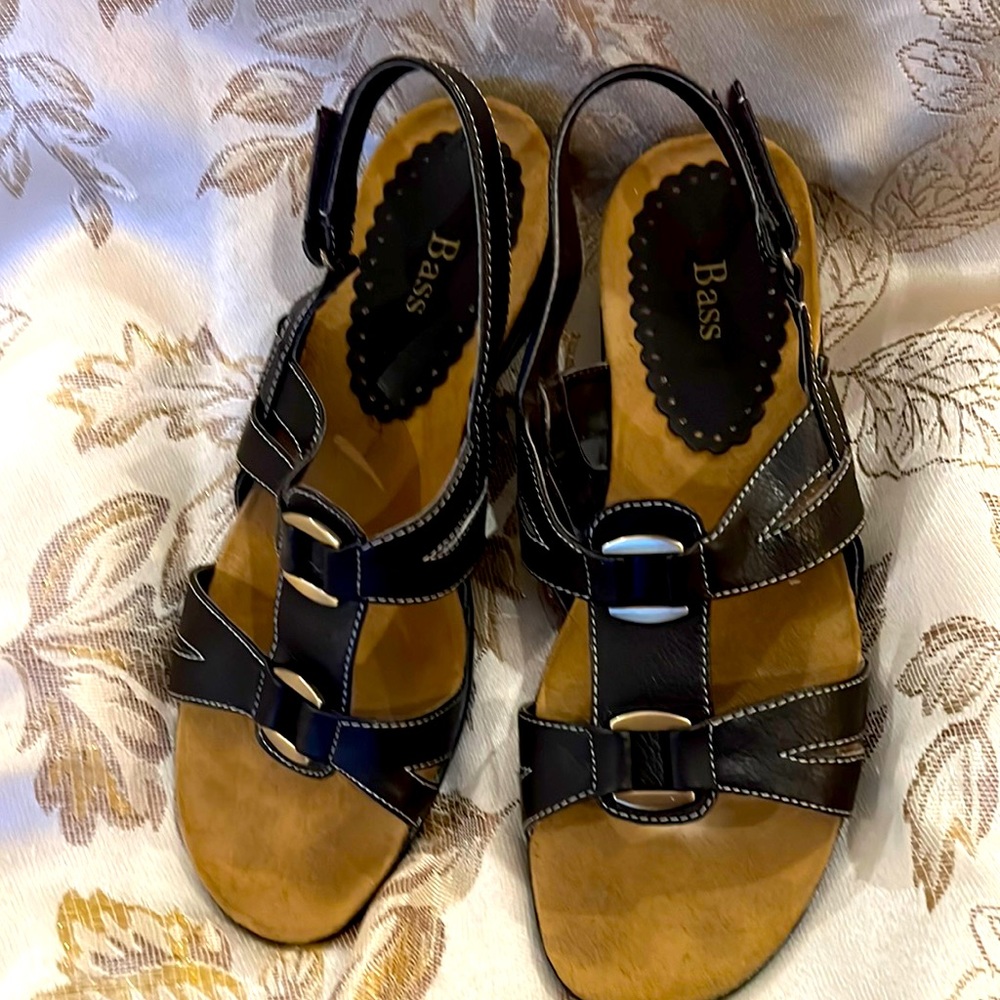 Bass sandals 10 wide